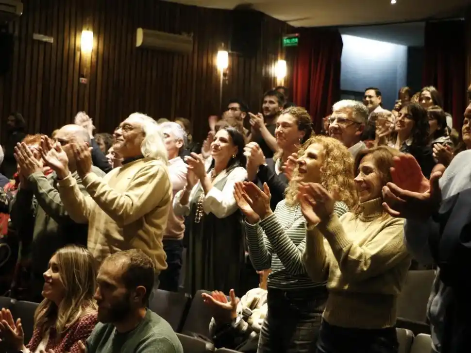 DEBUT A SALA LLENA. Aplausos de pie del público que colmó las butacas del teatro oficial para ver “El elogio de la risa”. La obra continuará en cartelera todo este mes, por lo que restan sólo seis funciones, todos los viernes y sábados a las 21.