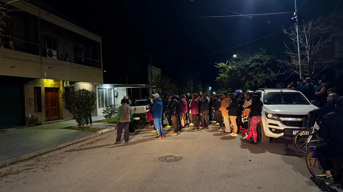 Marcha en Alberdi: vecinos se manifestaron en apoyo a Luis Campos frente a su casa
