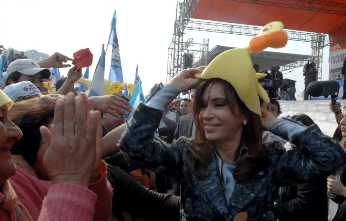 OTRAS ÉPOCAS. Cristina Fernández de Kirchner, durante un 9 de julio en Tucumán, posa con los gorros de los militantes de 
