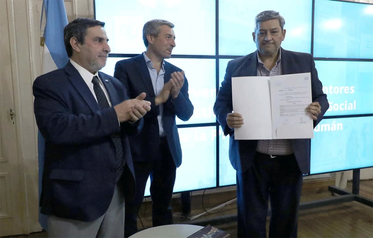 ASUNCIÓN. Norry con su decreto de asunción como subinterventor del Subsidio de Salud, en octubre de 2023.