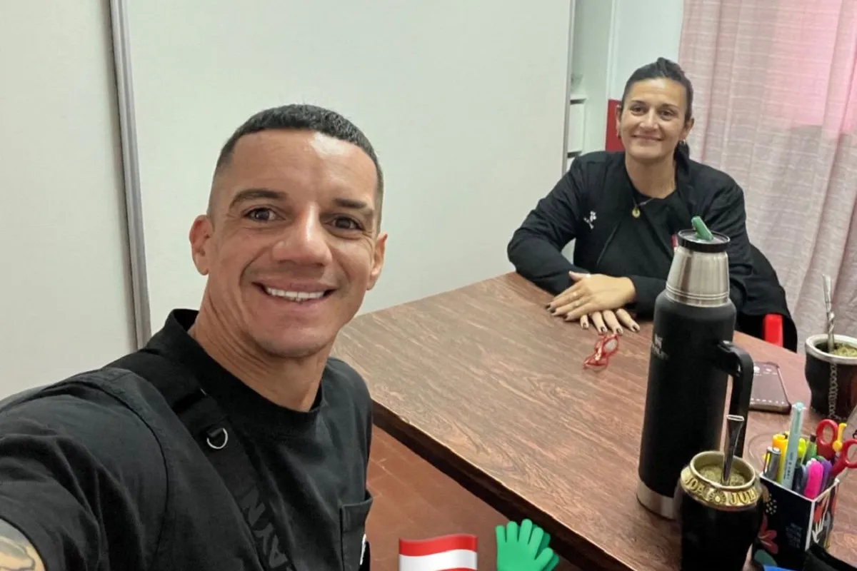 BUENA RELACIÓN. Darío Sand posa en la oficina junto a la coaching deportiva Solarena Assan.