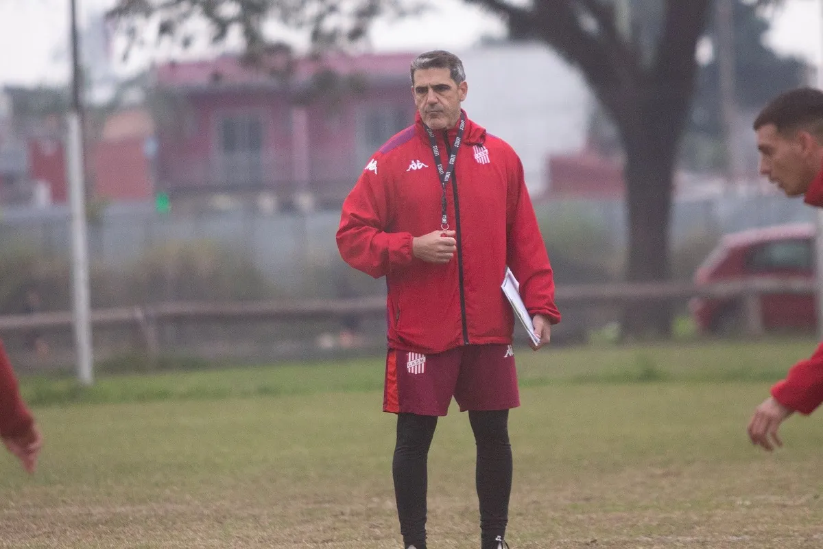 EN POSITIVO. Ariel Martos sólo apuesta a que su equipo se reencuentre con el buen juego. Los jugadores están comprometidos. El ánimo es bueno y el objetivo, claro”, afirmó.