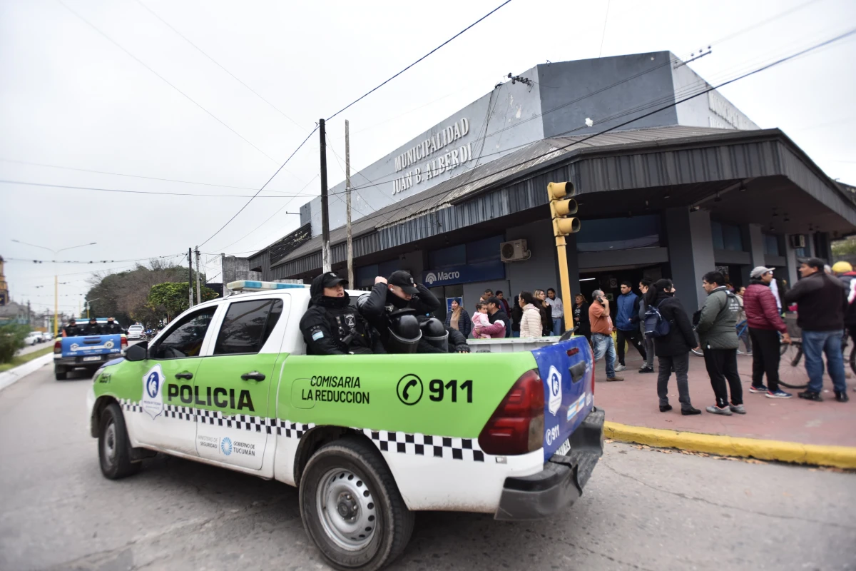 La Policía, en las puertas de la Municipalidad de Alberdi. LA GACETA / OSVALDO RIPOLL
