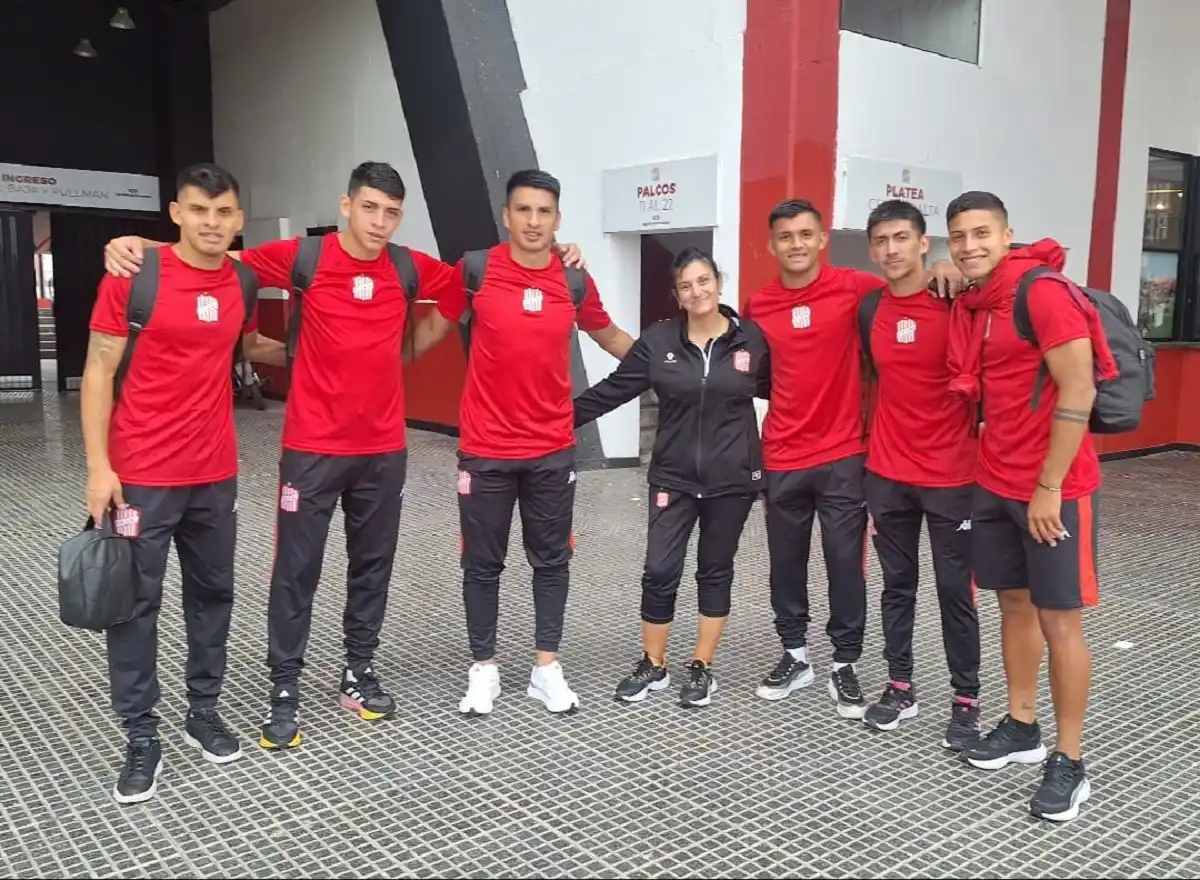 CON EL PLANTEL. Solarena Assan posa con Mauro Verón, Guillermo Rodríguez, Gustavo Abregú, Agustín Prokop, Anibal Paz y Hernán Zuliani.