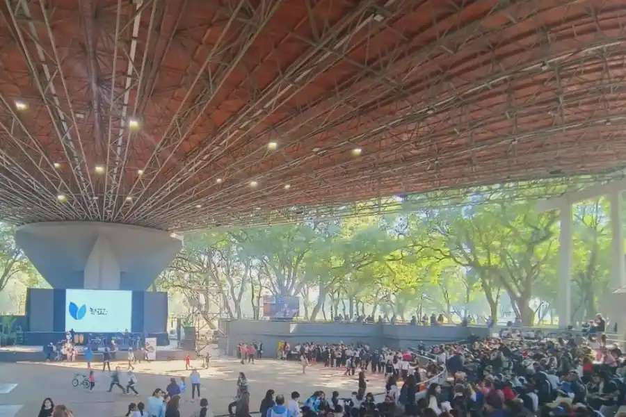 ESCENARIO. Hubo música y sorteos al final del ejercicio físico.