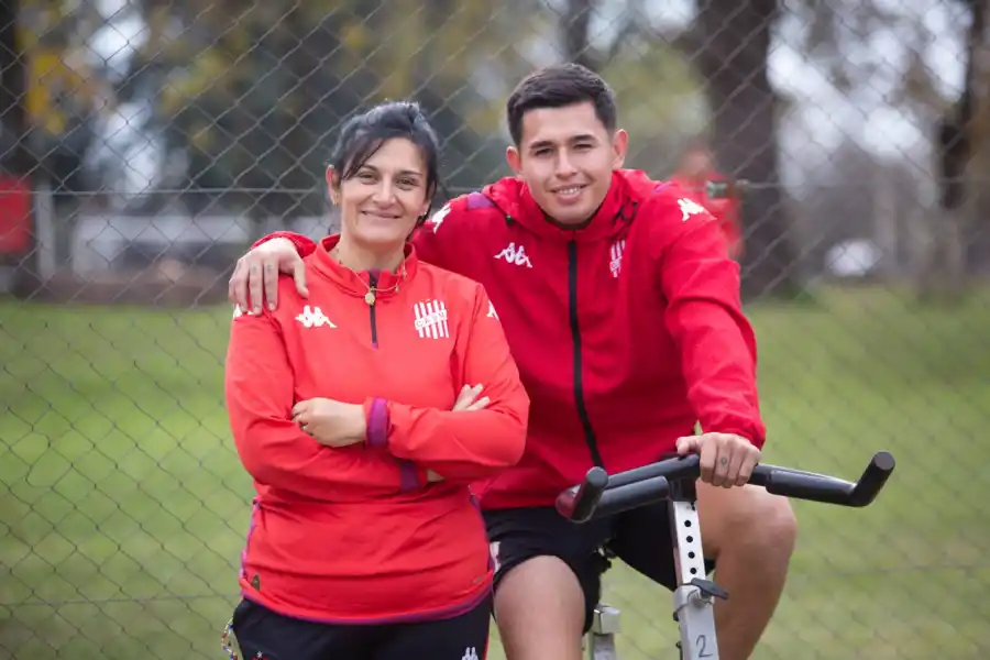CONTENCIÓN. Assan acompaña a Nicolás Moreno, quien sufrió una rotura de ligamentos cruzados.