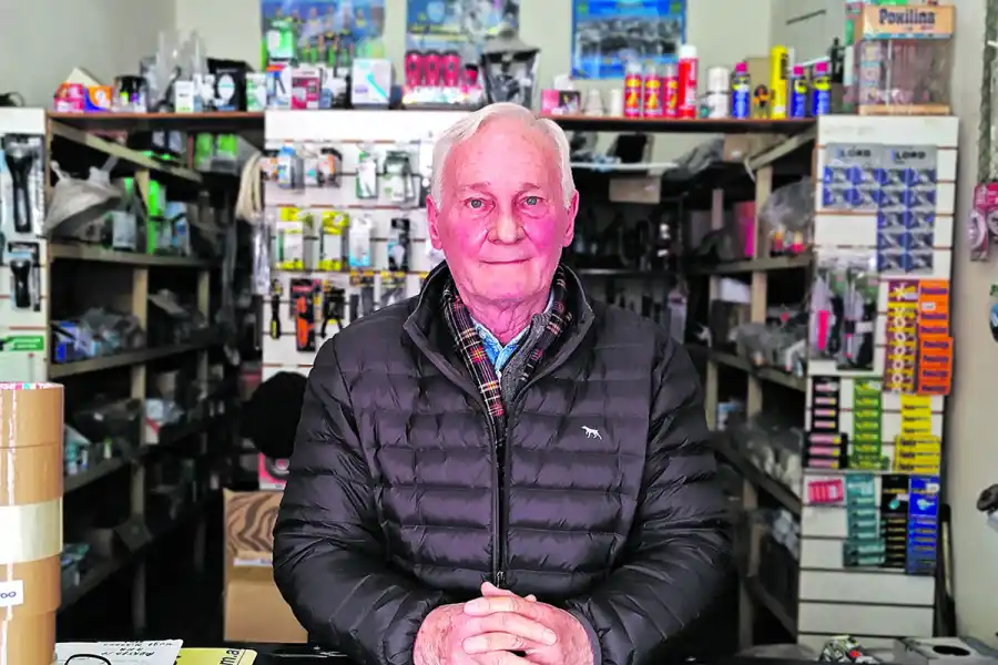 DESIDIA. El vecino Juan José Pistone reclamó la falta de políticas públicas.