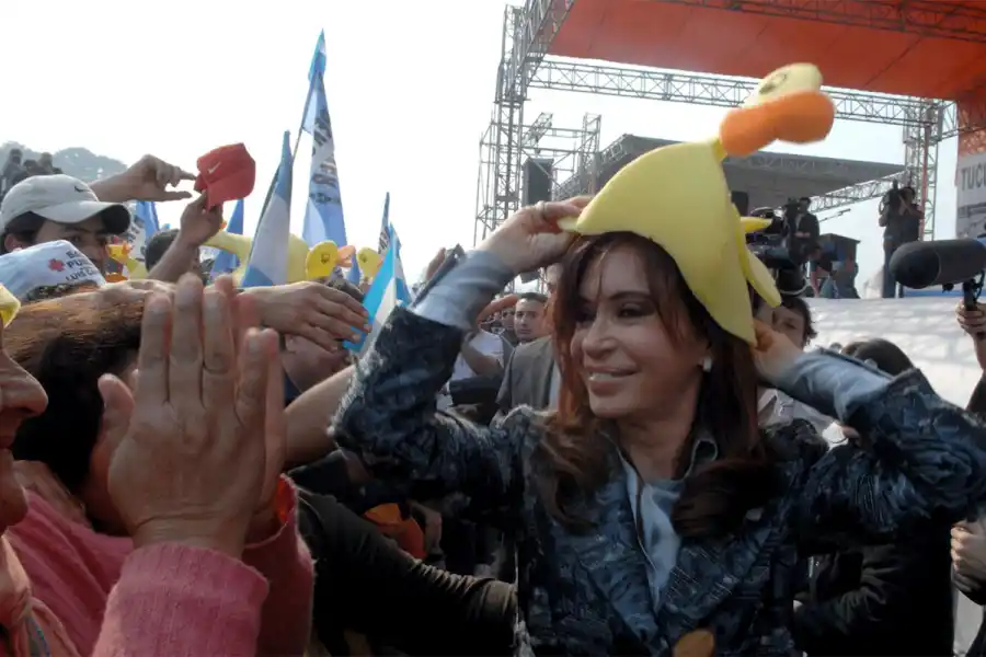 OTRAS ÉPOCAS. Cristina Fernández de Kirchner, durante un 9 de julio en Tucumán, posa con los gorros de los militantes de 