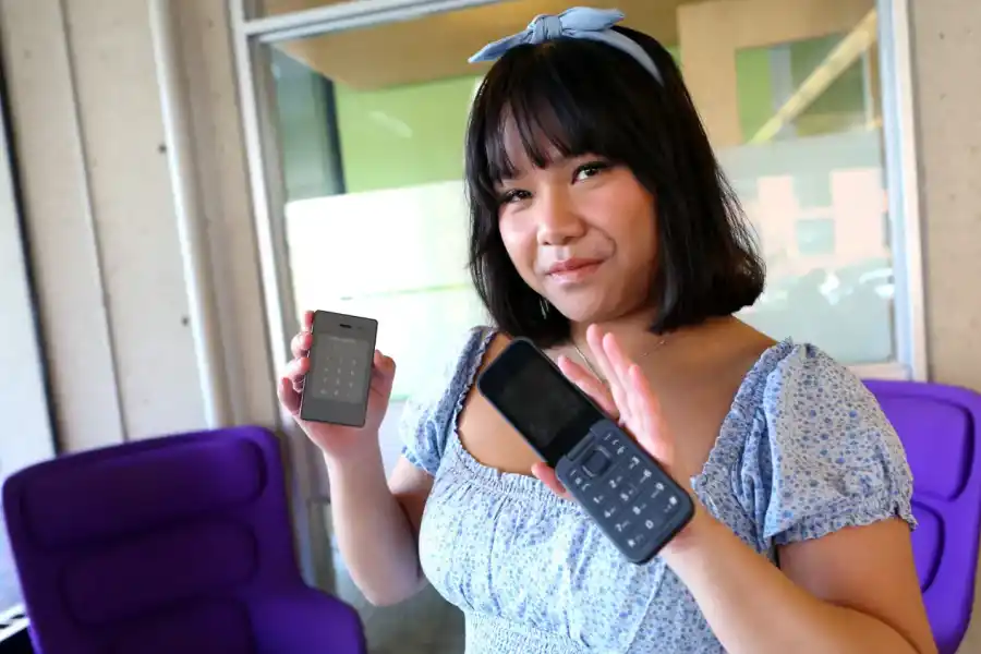 SU CREADORA. Gabriela Nguyen, fundadora de Appstinence, una organización dedicada a ayudar a personas a reimaginar la vida sin redes sociales y celulares. / HARVARD