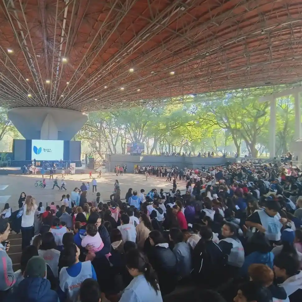 ESCENARIO. Hubo música y sorteos al final del ejercicio físico.