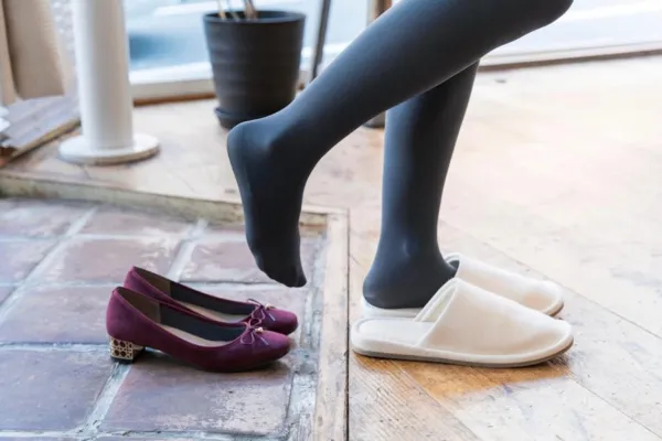 600x400_por-cada-vez-mas-gente-deja-sus-zapatos-fuera-casa-impresionante-como-cambia-limpieza-lo-traemos-calzado-1087262-154649.webp