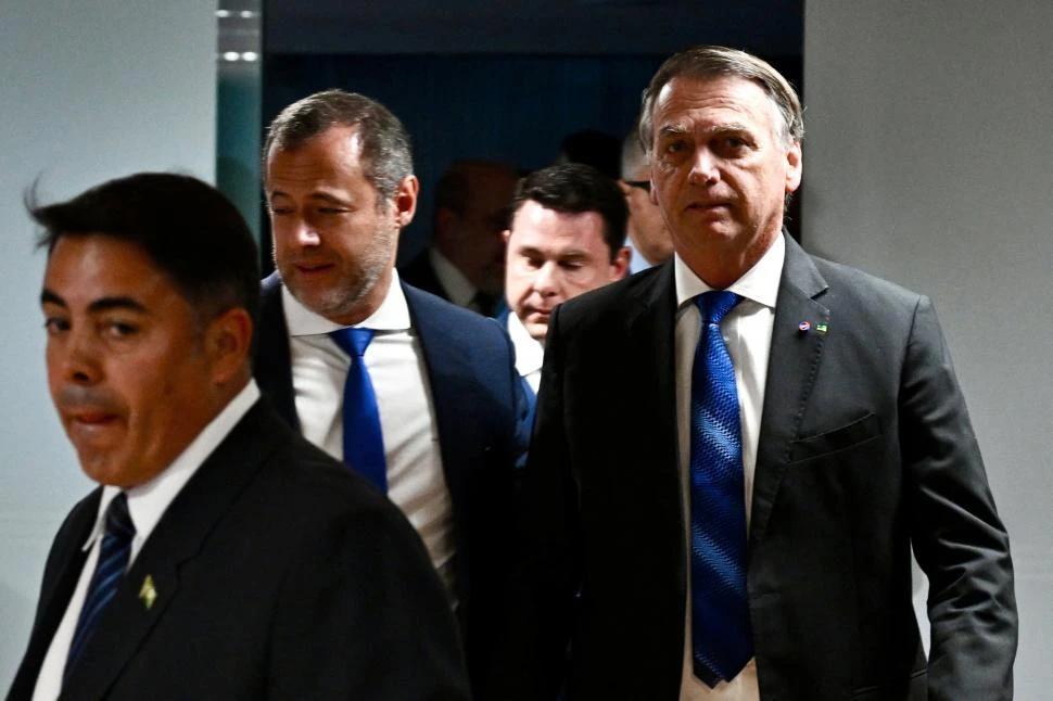 JUSTICIA. Bolsonaro deja la sala del tribunal al terminar la sesión y se espera que declare hoy. 