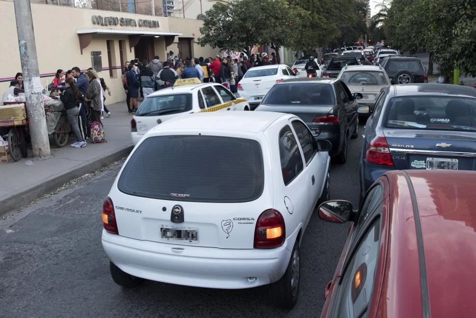 FLAGELO. El embotellamiento afuera de las instituciones educativas, a causa del mal estacionamiento, es una problemática frecuente. 