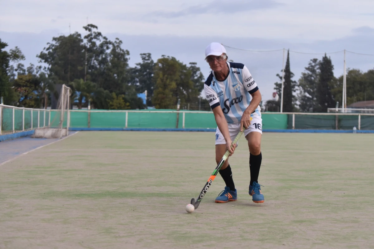A los 75 años, sigue jugando por Argentina: la increíble historia de Fernando Apestey y su pasión por el hockey