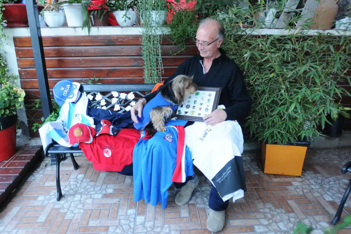 A los 75 años, sigue jugando por Argentina: la increíble historia de Fernando Apestey y su pasión por el hockey