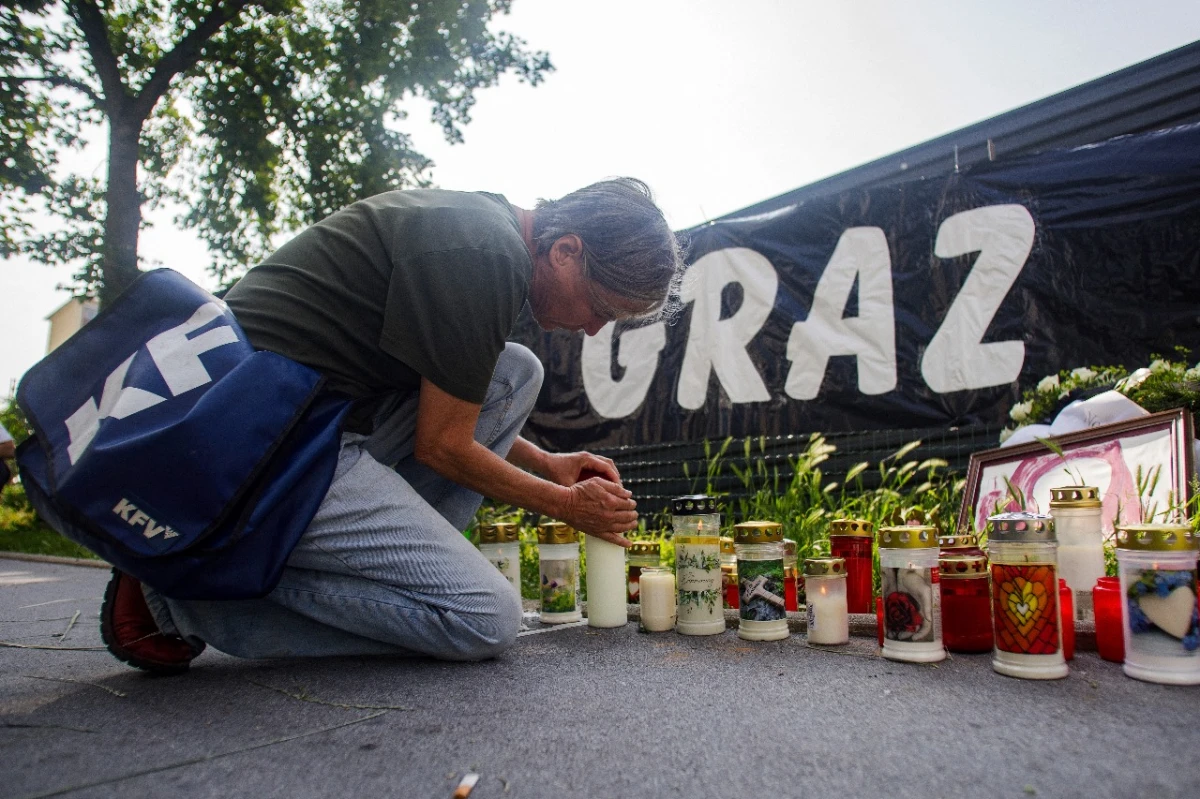 SANTUARIO. Familiares relacionados a la tragedia de Graz prendieron velas en la escuela donde sucedió la tragedia. AFP