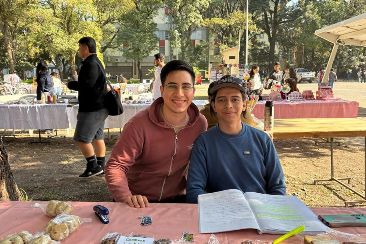 MIENTRAS REPASAN. A la hora del mediodía, estaban atendiendo el stand Nicolás y Facundo. / LA GACETA