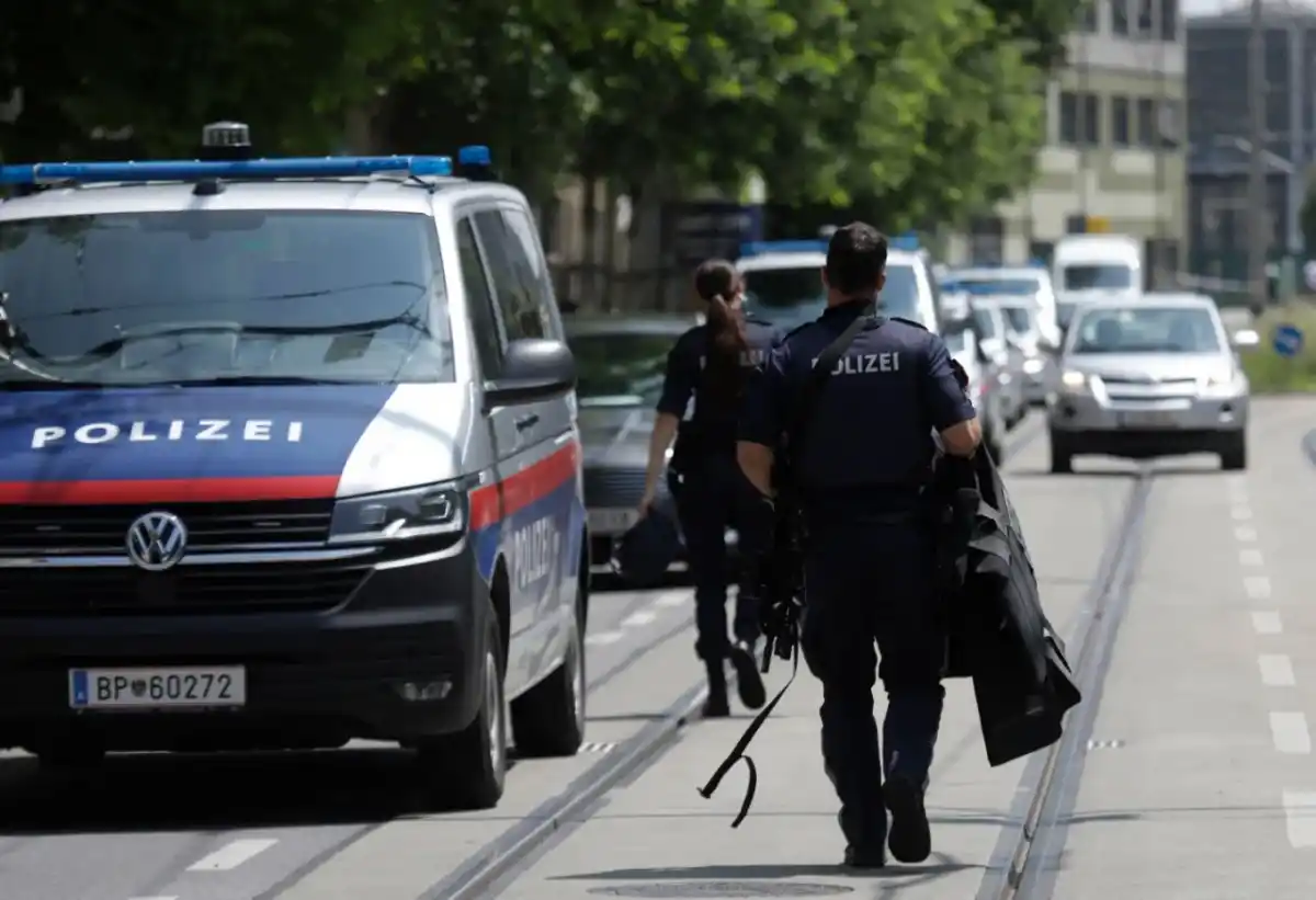 SEGURIDAD. La policía de la ciudad de Graz, en el día de la tragedia en la escuela. AFP