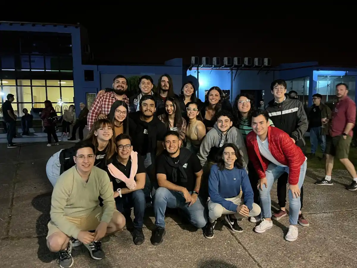 HAMBRE DE FUTURO. Esta es la historia de un grupo de estudiantes que se acerca a su meta, budín a budín. / CORTESÍA NICOLÁS ROJAS