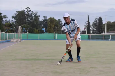 A los 75 años, sigue jugando por Argentina: la increíble historia de Fernando Apestey y su pasión por el hockey