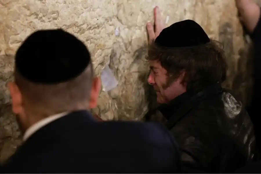 UN MOMENTO DE ALTA EMOCIÓN. El presidente argentino lloró ante el Muro de los Lamentos.