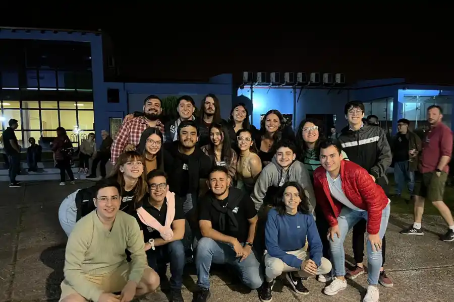 HAMBRE DE FUTURO. Esta es la historia de un grupo de estudiantes que se acerca a su meta, budín a budín. / CORTESÍA NICOLÁS ROJAS