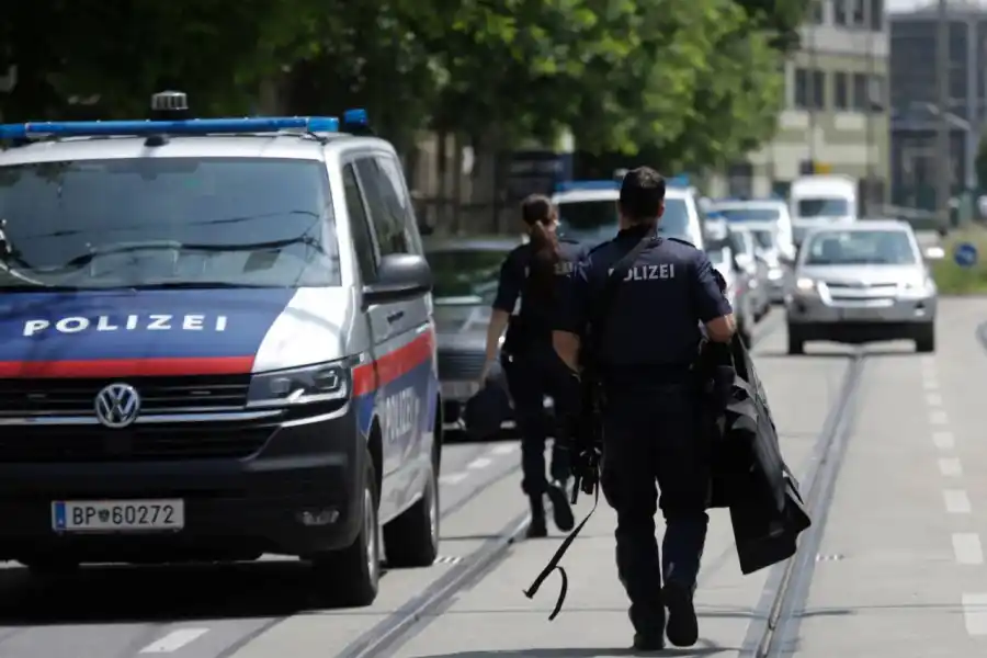 SEGURIDAD. La policía de la ciudad de Graz, en el día de la tragedia en la escuela. AFP