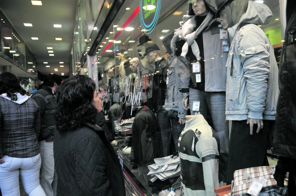 CAMINAR Y COMPARAR. Las promociones tientan a los clientes.