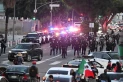 Policías patrullan Los Ángeles para garantizar el toque de queda