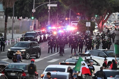 Policías patrullan Los Ángeles para garantizar el toque de queda