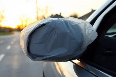 ¿Por qué colocan bolsas en los espejos del auto y para qué sirve?