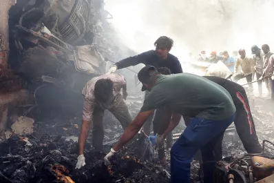 Sube a 260 la cifras de muertos en la tragedia aérea de la India