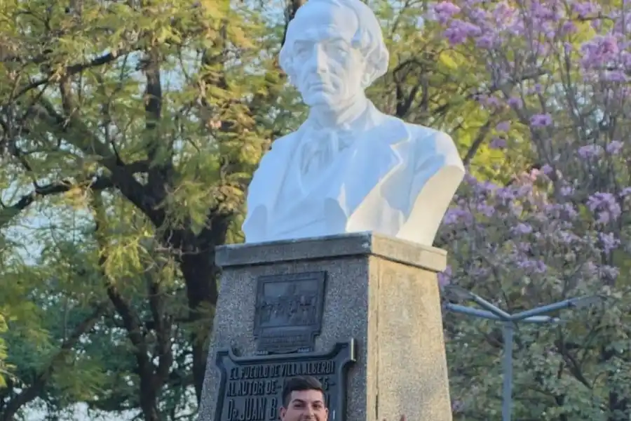 SALUDO. El ex concejal Albano Loru con ropa y herramientas de trabajo.