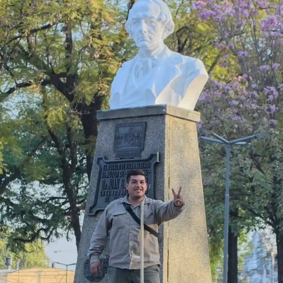 SALUDO. El ex concejal Albano Loru con ropa y herramientas de trabajo.