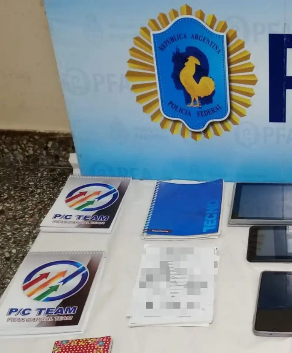 Agendas de Peak Capital Team y otros materiales. 