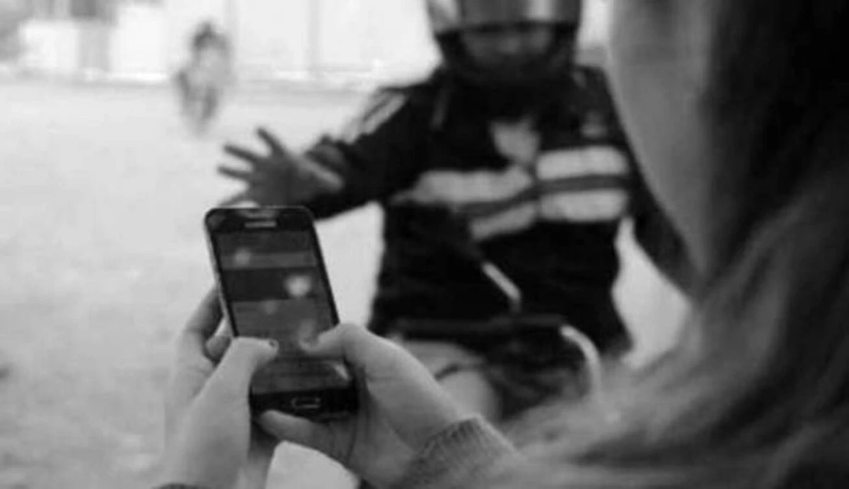 Una mujer esperaba el colectivo y un motochorro la tiró al piso para robarle el celular