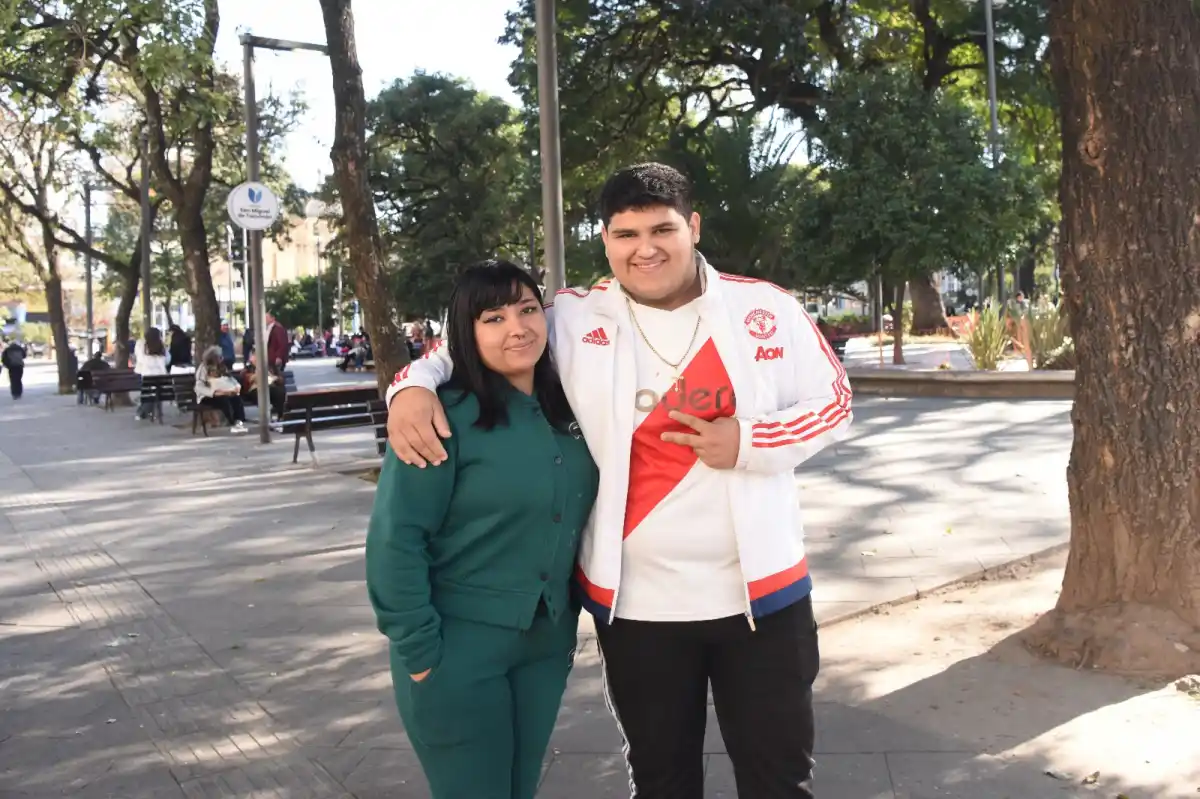 Aciel junto a su hermana que no es muy seguidora del fútbol.