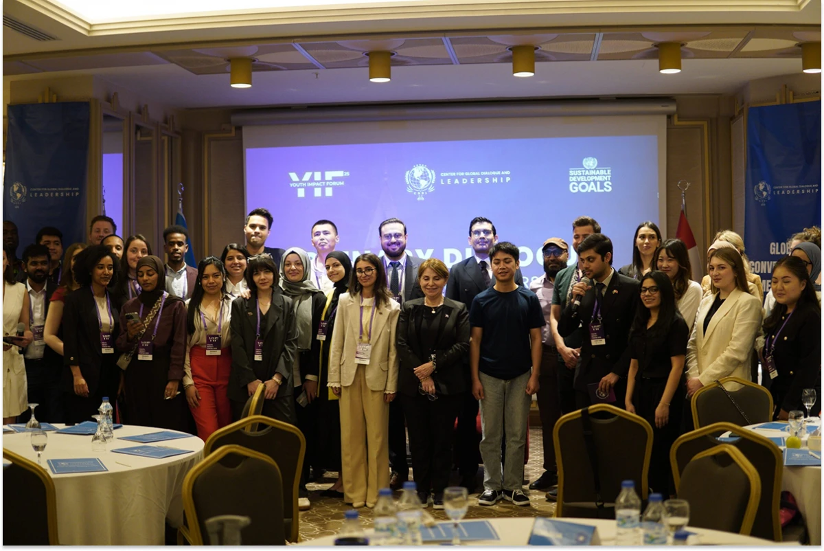 CONVOCATORIA. El YEF 2025 abrió la inscripción para otorgar 70 becas (40 totales) a jóvenes de todo el mundo interesados en liderazgo, diplomacia y cambio social.