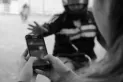 Una mujer esperaba el colectivo y un motochorro la tiró al piso para robarle el celular