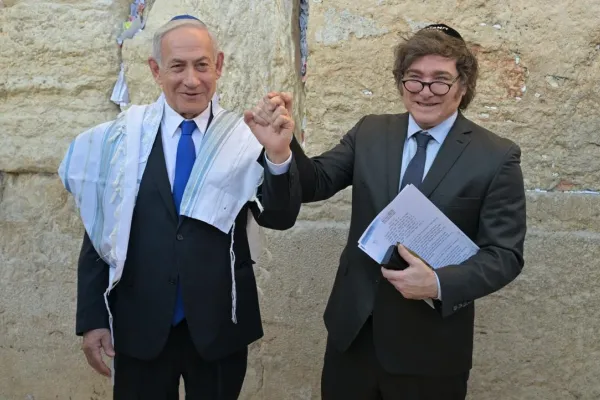 Milei se fue de Israel dos horas antes del ataque: llegó a España, última parada de su gira