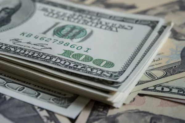Tras tocar el valor más bajo en casi un mes, el dólar oficial registró una suba de $20