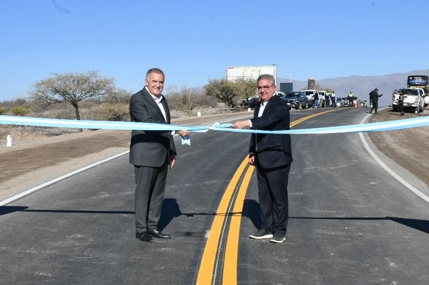 EN LA MISMA RUTA. Los gobernadores dialoguistas Jaldo y Jalil cortan la cita para inaugurar el tramo.