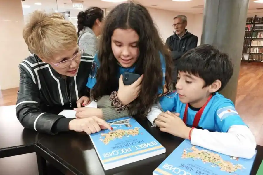 DONACIÓN. Se hizo entrega de libros en ruso a una biblioteca.