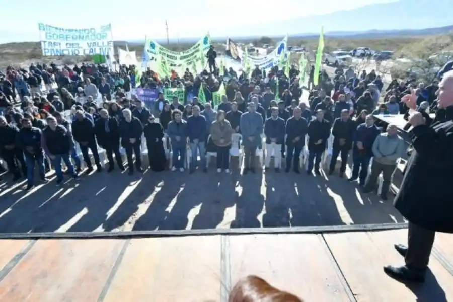 EN LOS VALLES. El Gobernador resaltó la ejecución de obras públicas.