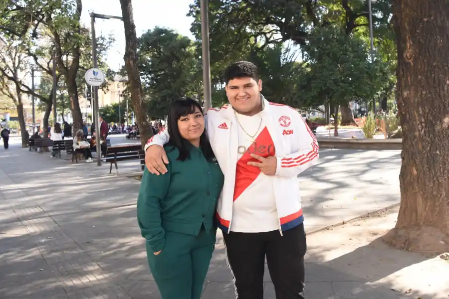 Aciel junto a su hermana que no es muy seguidora del fútbol.