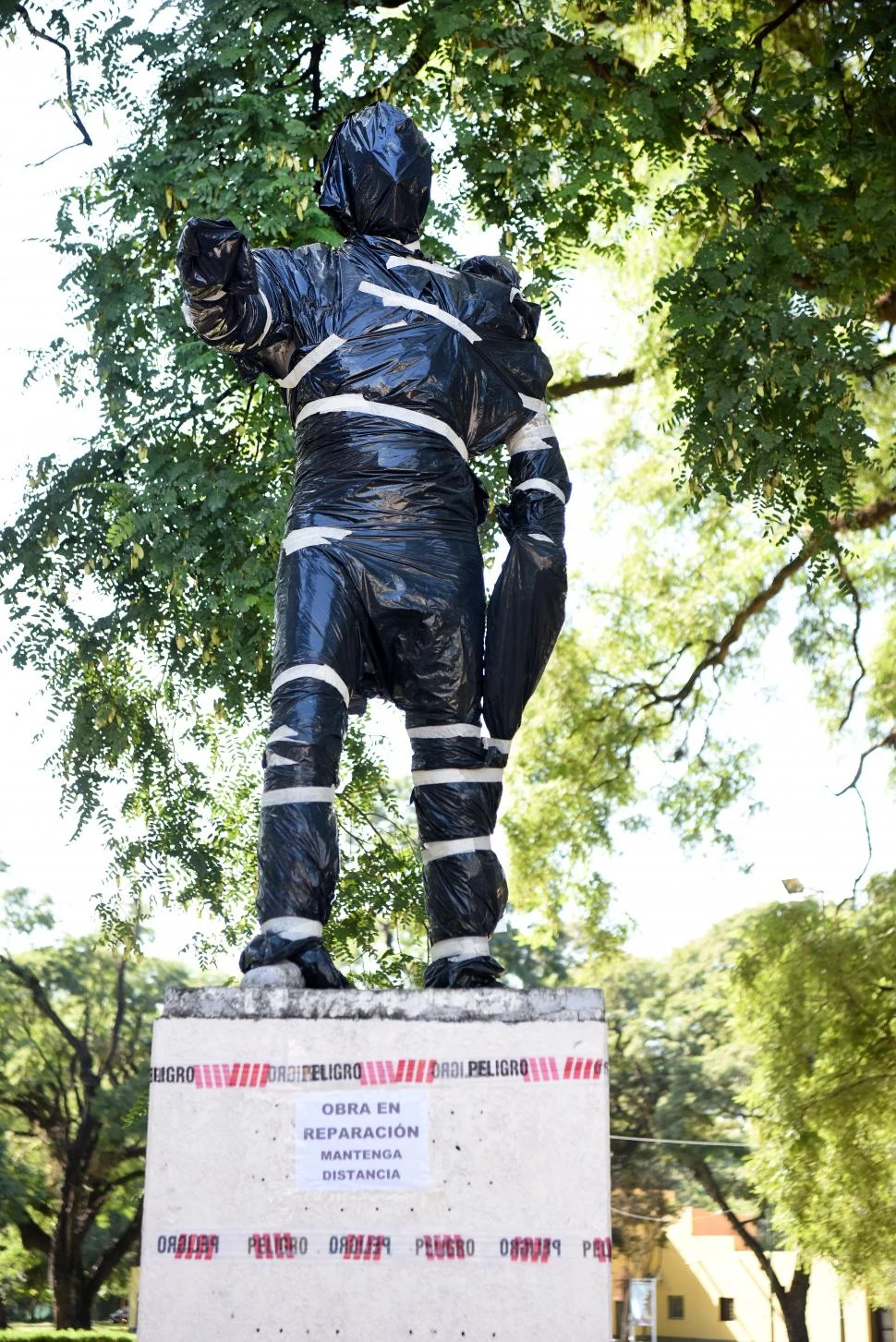 EN REPARACIÓN. Una estatua de Bernabé Aráoz ubicada en el parque 9 de Julio fue restaurada en 2022.