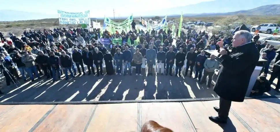 EN LOS VALLES. El Gobernador resaltó la ejecución de obras públicas.