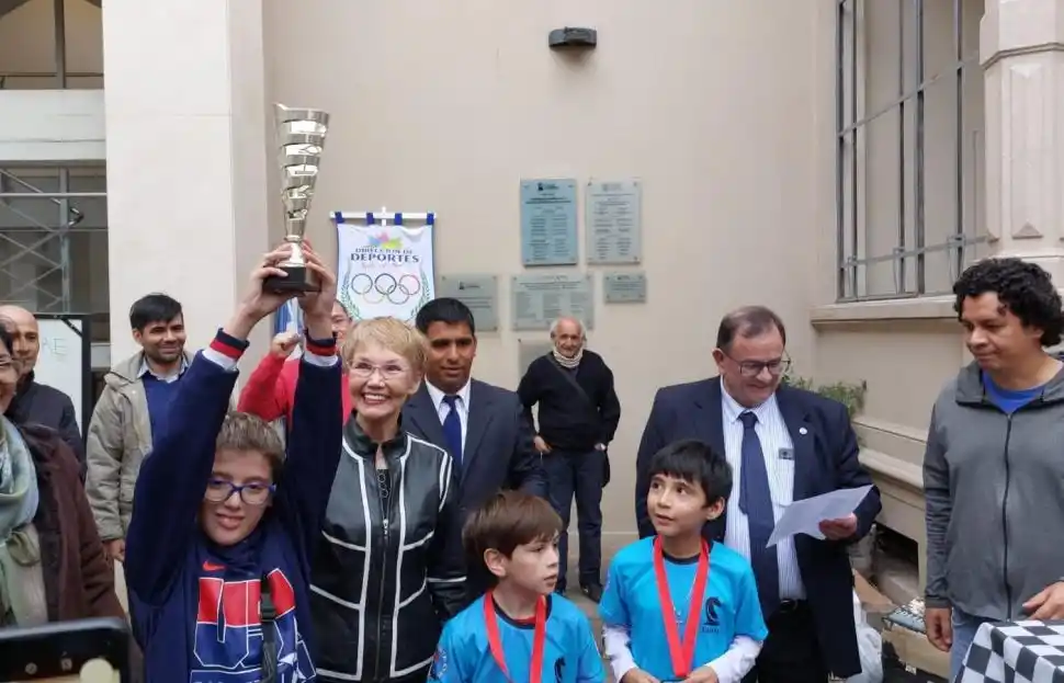 CAMPEONES. Niños participaron de un campeonato de ajedrez.