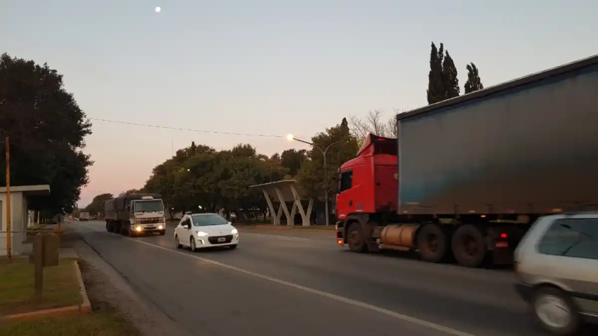 La ruta 33 es el corazón palpitante de Pujato. 