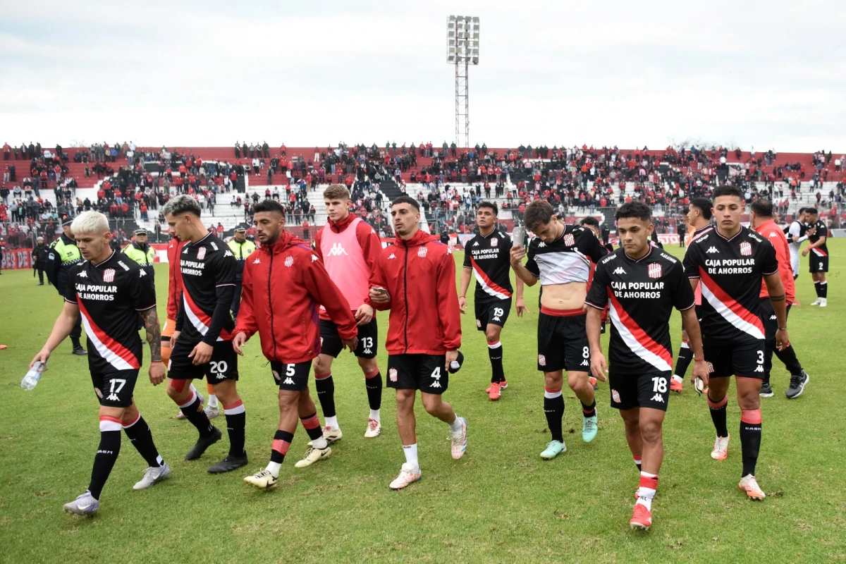 CARAS LARGAS. El equipo fue cuestionado por los hinchas; atraviesa un bache futbolístico del que debe recuperarse.